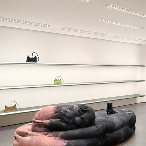 Im Store verteilt finden sich als Deko-Elemente eine Auswahl von Sitzmöbeln in Batik-Look.