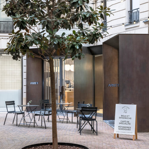 Die Gastronomie bietet Plätze im Innenhof unter freiem Himmel.