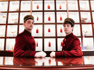 Perfektion bis in die behandschuhten Fingerspitzen. Auch die Pagen im Maison Mytheresa sind filmreif