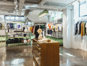 Im Untergeschoss können Kleidungsstücke personalisiert werden