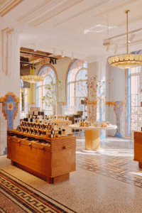 Bei Mecca setzt sich die Art-Déco-Formensprache der historischen Location im Interior Design fort