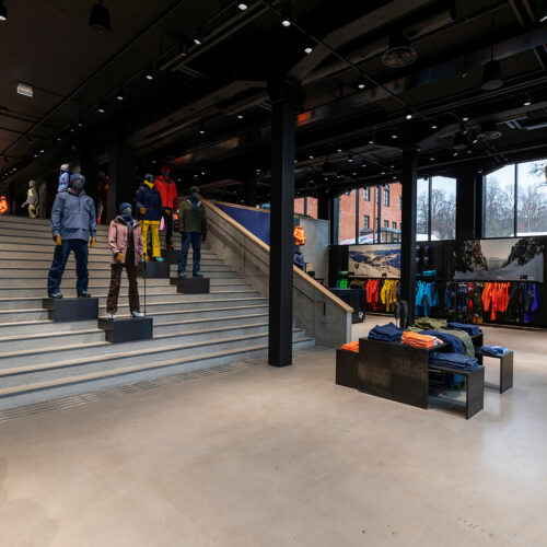 Im Verkaufsraum ist die aktuelle Kollektion der norwegischen Outdoor-Marke ausgestellt.