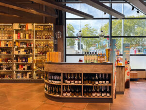 Eine Bar lädt in der Weinabteilung gelegentlich zu inhouse organisierten Verköstigungen und Events ein