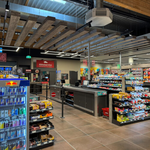 Bezahlt wird an einer der 15 Kassen im Markt, darunter 8 Self-Checkouts