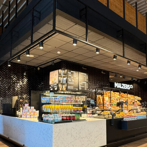 In der Vorkassenzone animiert unter anderem
Bäcker Malzers mitsamt seinen Innen- und
Außenplätzenzu einem Snack