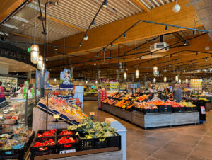 Die große Obst- und Gemüseabteilung mit Tageslichteinfall