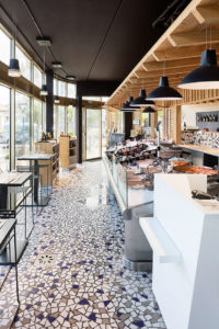 Fischfachgeschäft und Restaurant La Bonne Mer Le Bousquat in Frankreich: Glasfront, Restaurant und leckere Auslage – der ganze Laden wird zum Schaufenster. Auch viel Tageslicht braucht ein gutes Beleuchtungskonzept