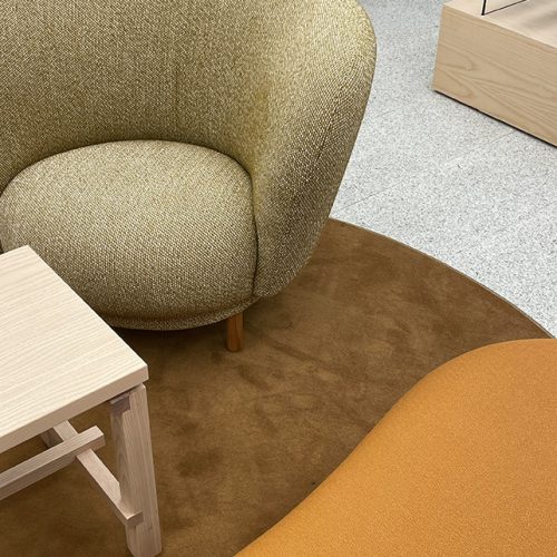 Natur- und Brauntöne dominieren das Interior Design.