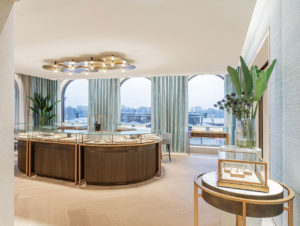 Juwelier Bucherer in Hamburg: Viel Tageslicht und ein weiter Ausblick, kombiniert mit einer hellen, luftigen Innenraumgestaltung geben schon das Gefühl, frei atmen zu können 