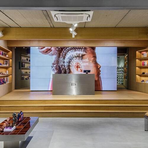 Warme Materialien stechen in dem futuristischen Interieur hervor.