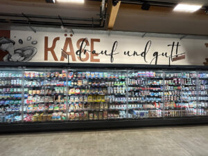 Die Kühlmöbel haben Glastüren, um eine konstante Temperatur zu gewährleisten