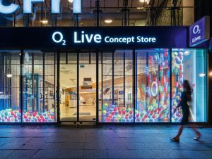 Zauberhafte Interaktion: Bälle hüpfen über die Fassade oder es regnet Sterne, sobald sich jemand dem neuen O2-Live-Store in Berlin nähert.