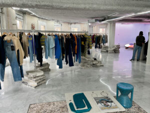Unter dem Namen „Matières premières“ bietet das Übergangskaufhaus im zweiten Stock eine Abteilung mit raren Designermarken