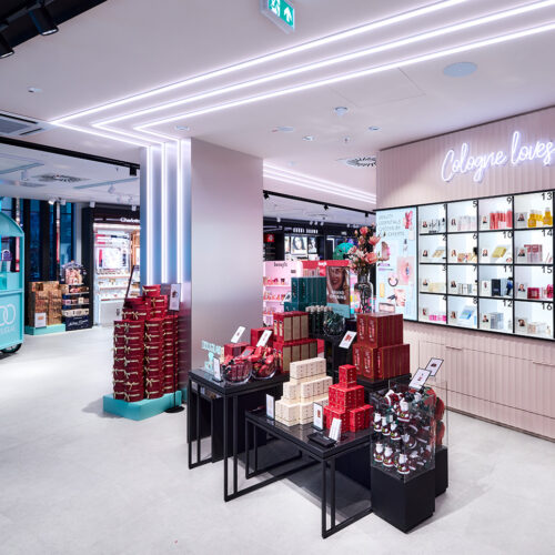 Im Eingangsbereich werden die Kund:innen von der „Cologne loves“-Wall mit Beauty-Expertentipps empfangen