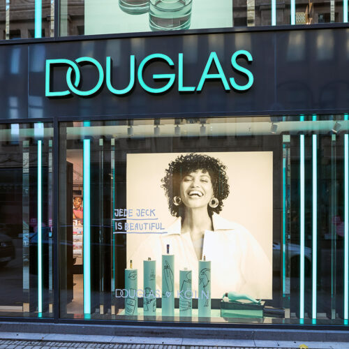 Die Fußgängerzone wird nach außen mit XL-Screens bespielt