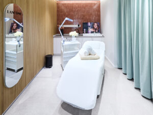 In den Beautykabinen werden Pflegbehandlungen exklusiver Markenpartner durchgeführt