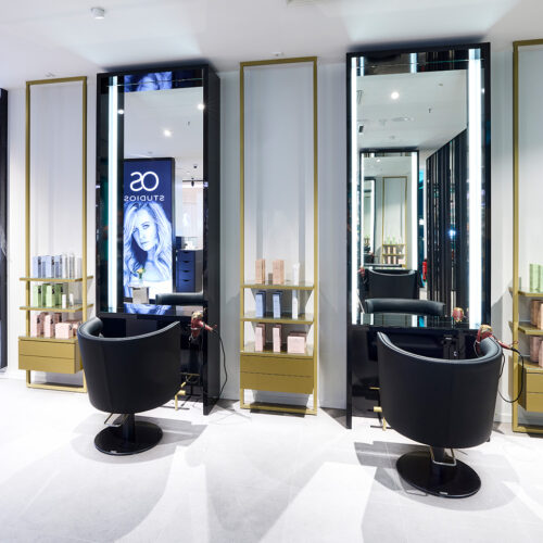 Stylistin und Colorations-Expertin Pauline Egbers und ihr Team kreieren Haar-Looks bei OS Studios