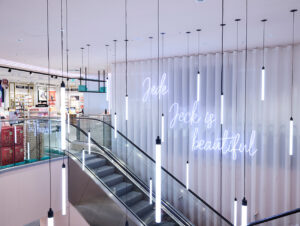 Das Kampagnenmotto begleitet die Kund:innen auf den Rolltreppen