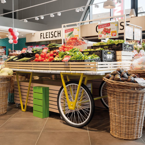 Rewe 2020 in
Weil am Rhein:
Aktionsware auf einem Holzwagen