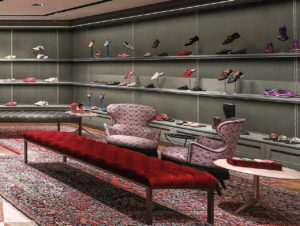 Elegante, gemusterte Polsterssessel vervollständigen das Mustermix-Mekka des Gucci-Flagshipstore in London
