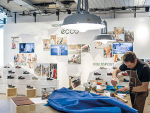 Action auf der Fläche bietet den Kunden Erlebnis: Aktion der Schuhmarke Ecco im Schuh-Multibrandhaus Schuster in München