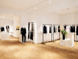 Die reduzierte Ästehtik einer Kunstgalerie schafft eine Bühne fürs Produkt: das Männermode-Label Paul Davis am Kurfürstendamm in Berlin