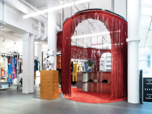 Wood Wood in London: (Mono-)Markenstores in der Mode inszenieren sich immer mehr als Mini-Department-Stores, in denen die Kundinnen umhergehen und sich von „Fundstücken“ nach Art von Concept Stores überraschen lassen