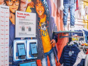 Kinderarbteilung bei s.Oliver in Stuttgart: Im Store sind nur Musterteile, gewünschte Größen und Farben werden per App oder Store-Tablet bestellt 