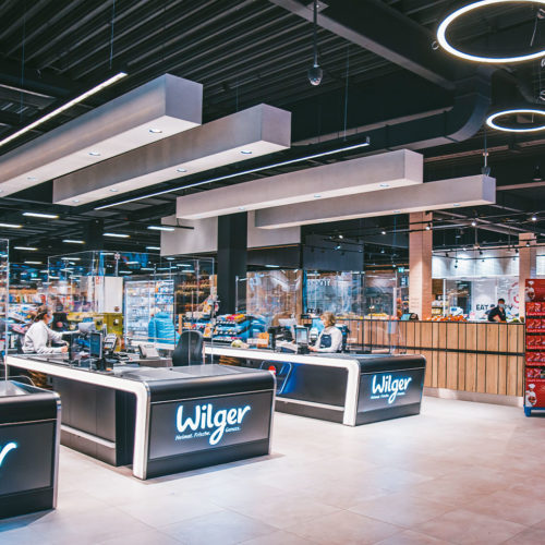Die neuen Kassentische sind beleuchtet und haben ein rundliches, modernes Design. Drei Self-Checkouts ergänzen die bedienten Kassen.
