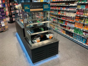 Vitrine für warme und kalte Speisen in einem Centra-Supermarkt (Musgrave Group) in Irland. Dank rahmenloser Konstruktion der Frontseite ist diese filigran und Produkte kommen gut zur Geltung