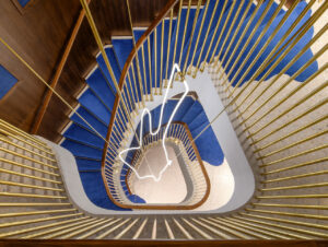 Die Treppe weist mit königsblauen Stufen den Weg in die oberen Stockwerke.