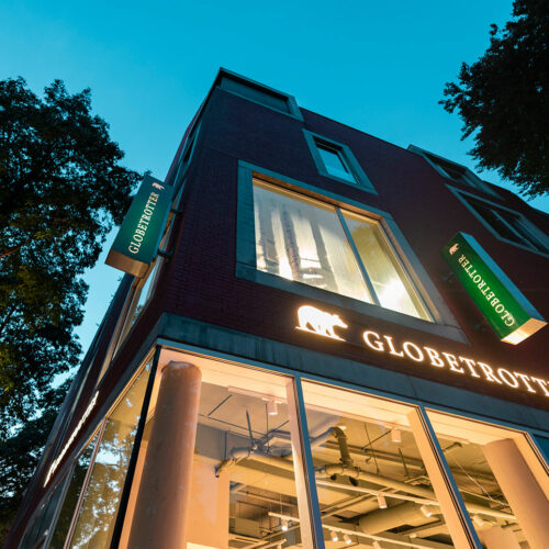 Blick auf den neuen Globetrotter-Store in der abendlichen Fußgängerzone