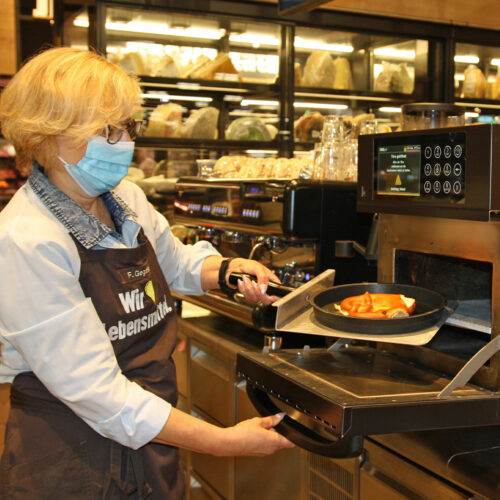 Edeka Kohlers Käsewelt, Laar. Hier ist der Hybridofen Atollspeed von Wiesheu im Bistro-Konzept der Käsetheke im Markt im Einsatz.