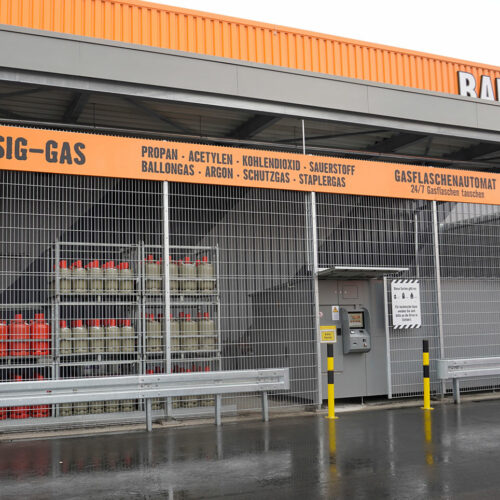 Im Außenbereich des Markts können Kund:innen im Gasflaschenautomat auch außerhalb der Öffnungszeiten 24 
Stunden, 7 Tage die Woche gefüllte Propan- oder Grillgasflaschen eintauschen