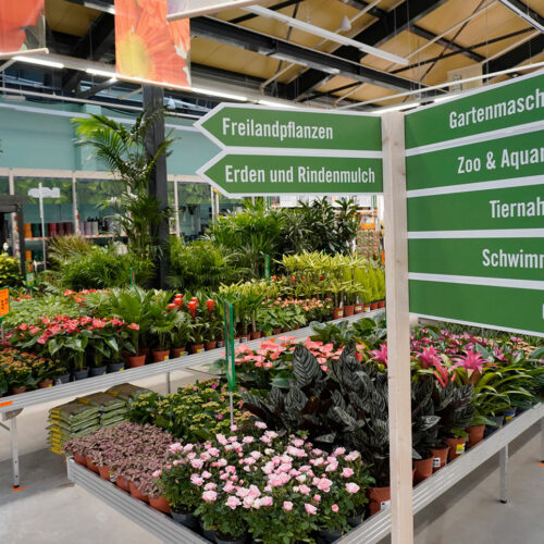 Wegweiser stehen auch innerhalb der Gartenabteilung