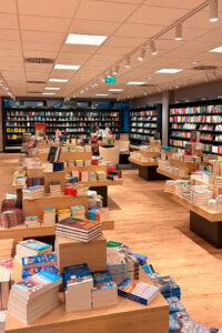 Niedrige Warentische erlauben einen freien Blick durch den Raum