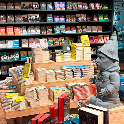 Figurenelemente lockern die Präsentationstische auf