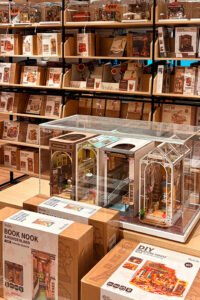 Book Nooks sind kreative Miniaturwelten, die im Bücherregal platziert werden können