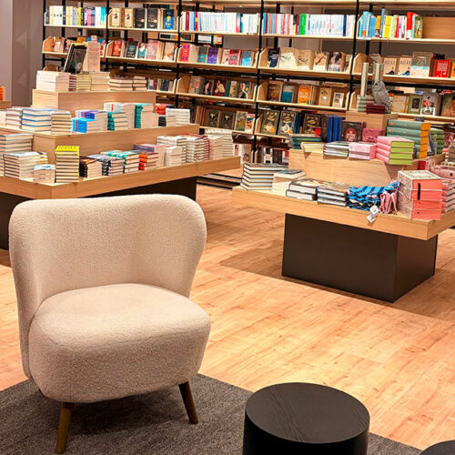 Sessel zum Schmökern finden sich überall im Geschäft