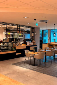 Die Tagesbar mit Aussicht im 1. Obergeschoss bietet 35 Sitzplätze