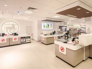 Die Kassenzone bei Rossmann: Ansprechende und übersichtliche Präsentation des Tütenangebots und kleinformatige Produkte aus dem Süßwarensortiment.