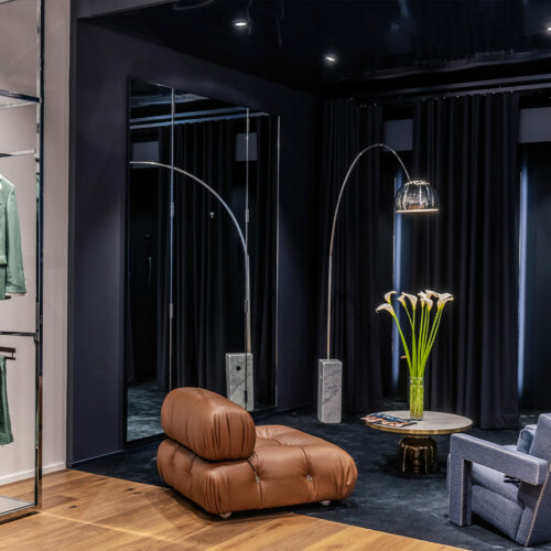 Für den neuen Store wurde das bewährte Ladenbau-Konzept erweitert und die Markenwelt der Marke modern und zeitgemäß neuinszeniert. 