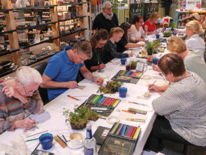 Zeichen- und Mal-Workshop auf der hybriden Fläche im Verkaufsraum von Erlebe Wigner.