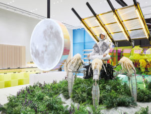 Das Brillenlabel Gentle Monster in Dubai: ein retrofuturistischer Phantasie-Roboter steht im Mittelpunkt einer grünen „Oasen-Landschaft“