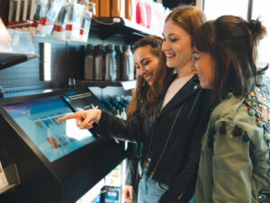 Am „iKiosk“ von Lekkerland können Kund:innen an der Tankstelle Tickets für Konzerte, Sport- und andere Veranstaltungen buchen. Bezahlt wird an der Kasse