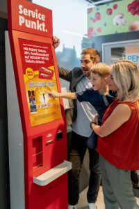 Als erster deutscher Discounter bietet Rewe-Tochter Penny seit August 2022 in Kooperation mit CTS Eventim ausgewählte Konzerttickets an