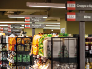 Liebe zum Detail: In der Coop-Filiale in Cortina d’Ampezzo wurden die Hinweise in der Optik der alpinen Wanderweg- Schilder gestaltet, um regionalen Bezug herzustellen