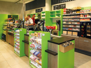 Klein und kompakt: Der Checkout-Bereich mit integrierter Snacktheke im 144 qm großen Konsum am Dresdner Neumarkt.