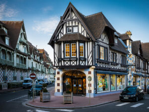 Beim Neubau 1912 sicherte sich das Pariser Kaufhaus in der neu entstandenen Shopping-Straße in Deauville die Fläche von neun aneinandergereihten Boutiquen