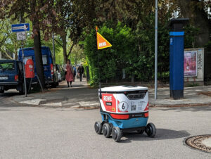 Der Lieferbot wiegt rund 35 Kilogramm und ist so groß wie eine Getränkekiste